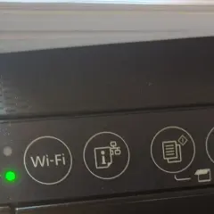 Kontrolki drukarki Epson. Zielona dioda zasilania, wskaźniki Wi-Fi i błędu. Dowiedz się, jak zresetować drukarkę Epson.