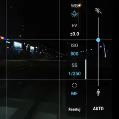 Aplikacja aparatu Xiaomi w trybie manualnym. Widzisz ustawienia ISO, SS, EV i WB. Dowiedz się, jak ustawić czas naświetlania w telefonie Xiaomi.