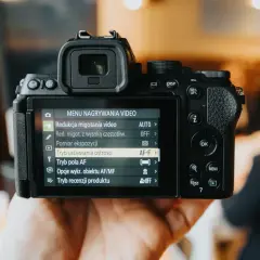 Tył aparatu fotograficznego z menu nagrywania wideo. Widoczny tryb ustawiania ostrości AF-F.
