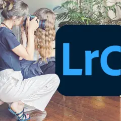 Fotografka robi zdjęcie, a obok logo Lightroom. Dostępny jest Lightroom free do edycji zdjęć.