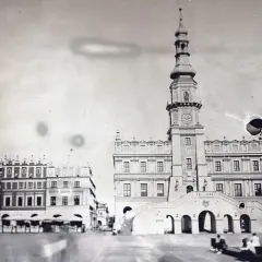 Stary rynek z ratuszem i kamienicami, zdjęcie wykonane techniką kolodionową.