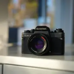 Klasyczny aparat Rolleiflex SL35 E, symbol analogowej fotografii, gotowy do uchwycenia wspomnień.