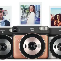 Aparat natychmiastowy Instax SQ6 w trzech kolorach: szarym, różowym i srebrnym. Nad aparatami widoczne są trzy zdjęcia zrobione tym modelem.