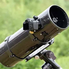 Profesjonalny teleskop do astrofotografii z zamontowanym aparatem Canon, gotowy do uchwycenia piękna nocnego nieba.