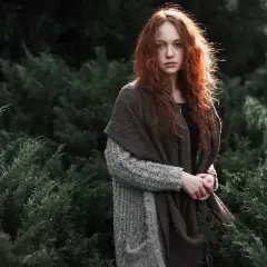 Ruda dziewczyna w jesiennym otoczeniu, jak ożywić zdjęcie? Jej włosy i spojrzenie dodają mu głębi.