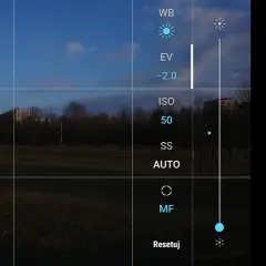 Ekran aparatu Samsung. Widok krajobrazu. Ustawienia: WB, EV -2.0, ISO 50, SS AUTO, MF. Jak ustawić czas naświetlania w telefonie Samsung?