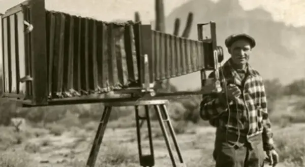 Mężczyzna z aparatami fotograficznymi, które zapoczątkowały historię fotografii. Kto i kiedy wynalazł aparat fotograficzny?