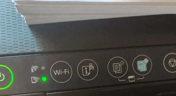 Kontrolki drukarki Epson. Zielona dioda zasilania, wskaźniki Wi-Fi i błędu. Dowiedz się, jak zresetować drukarkę Epson.