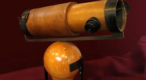 Kto wynalazł teleskop zwierciadlany i dlaczego Newton jest uznawany?