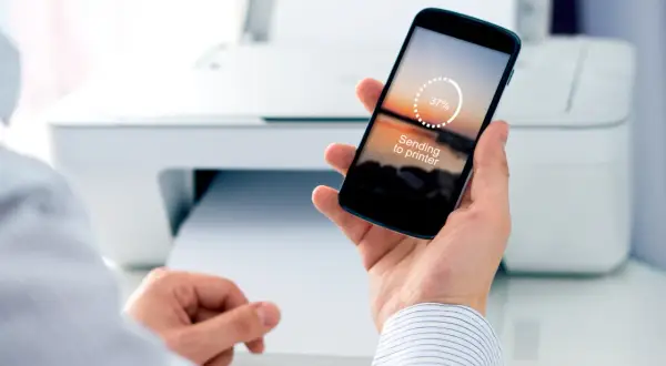 Jak wydrukować z telefonu na drukarkę? Smartfon wysyła dokument do drukarki, postęp 37%.