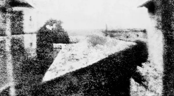 Pierwsze zdjęcie świata, z 1826 roku, pokazuje widok z okna. Właśnie wtedy powstała fotografia.
