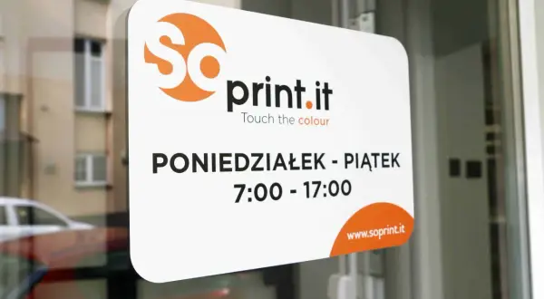 Naklejka na drzwi z logo "soprint.it", godzinami otwarcia i adresem strony.