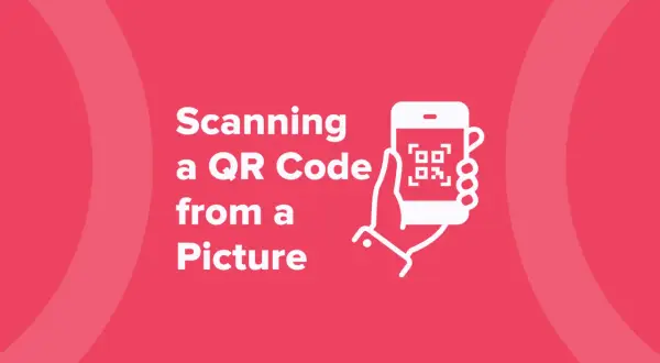 Jak użyć kodu QR ze zdjęcia? Ilustracja pokazuje dłoń trzymającą smartfon z ikoną kodu QR.