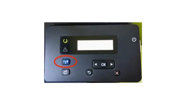 Przycisk Wi-Fi na drukarce HP, kluczowy do połączenia z iPhonem.