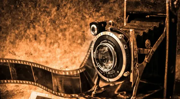 Stary aparat mieszkowy z rolką kliszy, jakby z czasów, kiedy wynaleziono fotografię.