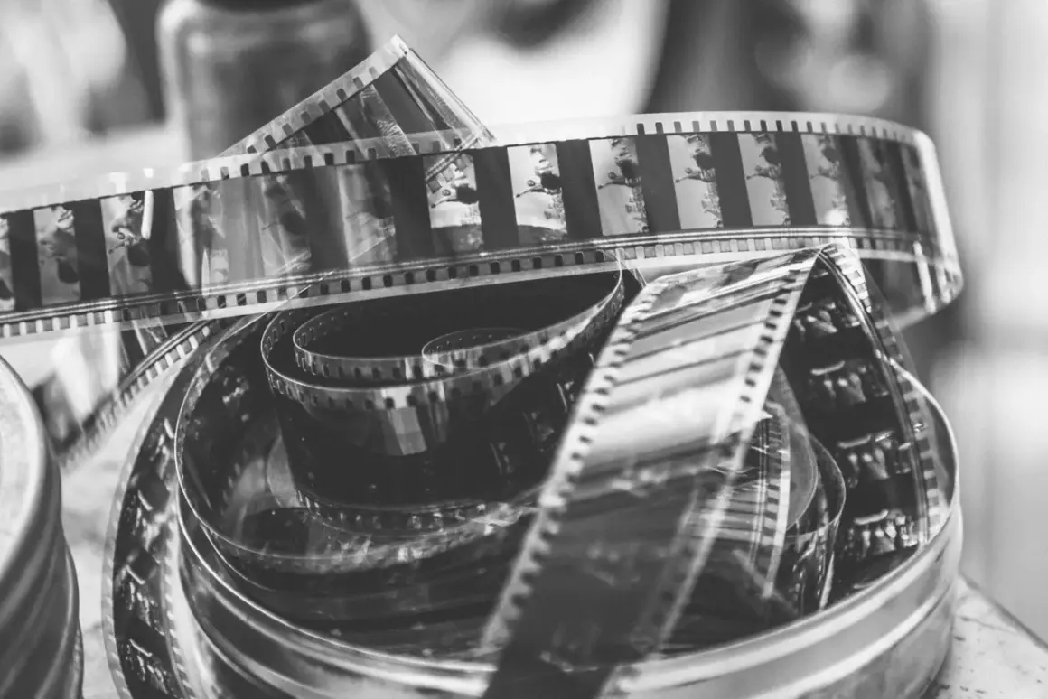 Zwoje taśmy filmowej, klasyczny film do analoga, w metalowym pudełku.
