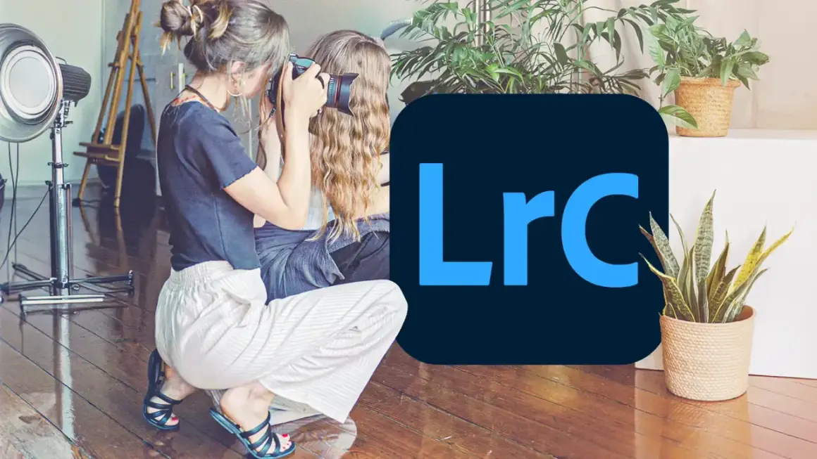 Fotografka robi zdjęcie, a obok logo Lightroom. Dostępny jest Lightroom free do edycji zdjęć.