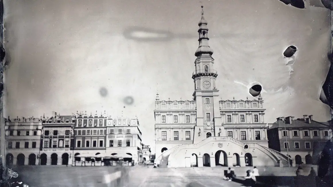 Stary rynek z ratuszem i kamienicami, zdjęcie wykonane techniką kolodionową.