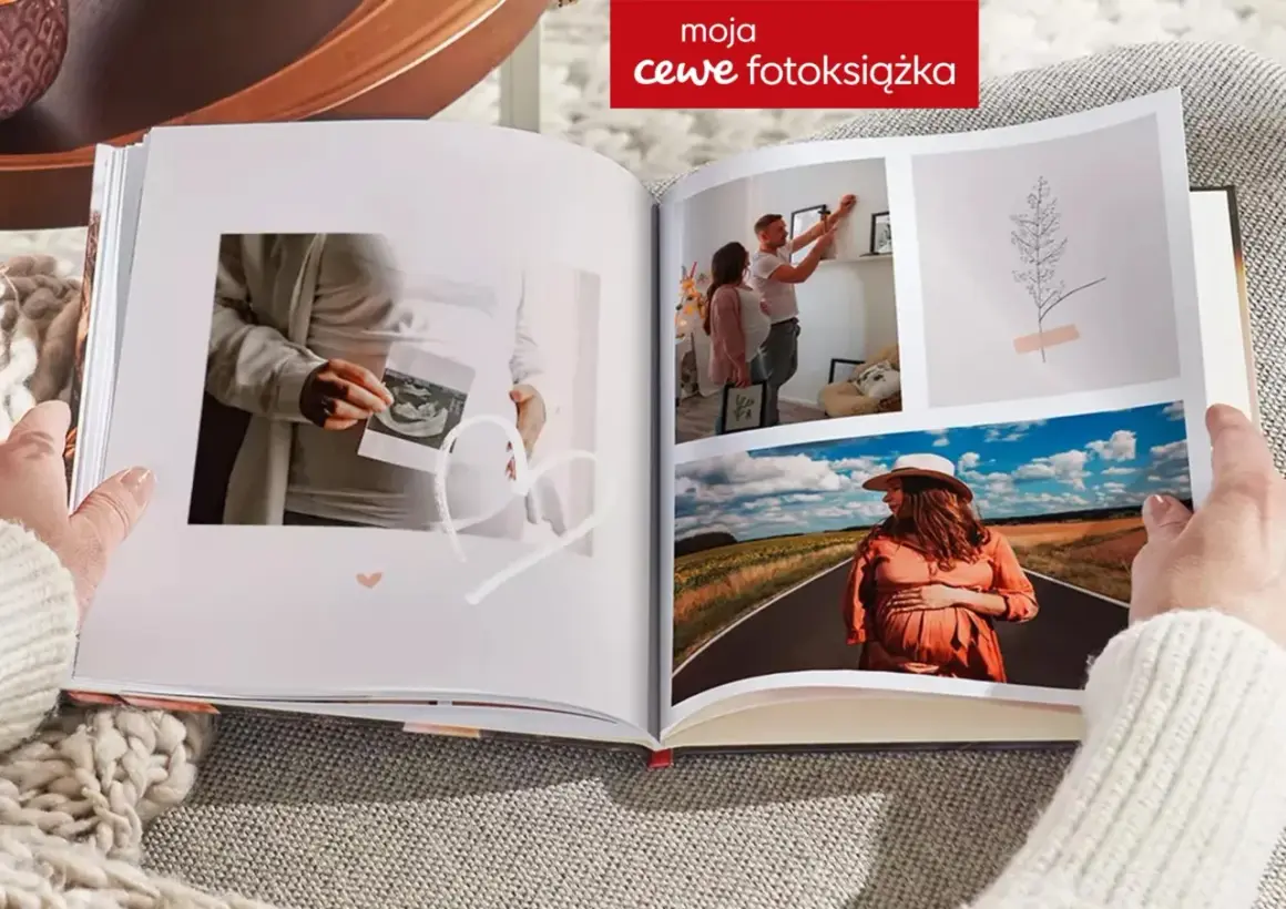 Otwarta fotoksiążka z ciążowymi zdjęciami. Sprawdź cewe fotoksiążka cennik i stwórz własną pamiątkę.