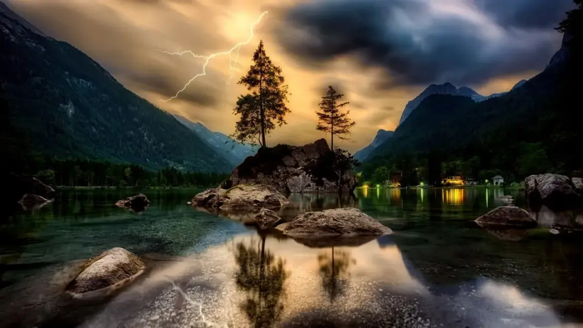 Dramatyczna burza nad jeziorem, błyskawica rozświetla niebo. Efekt HDR w aparacie podkreśla piękno krajobrazu.