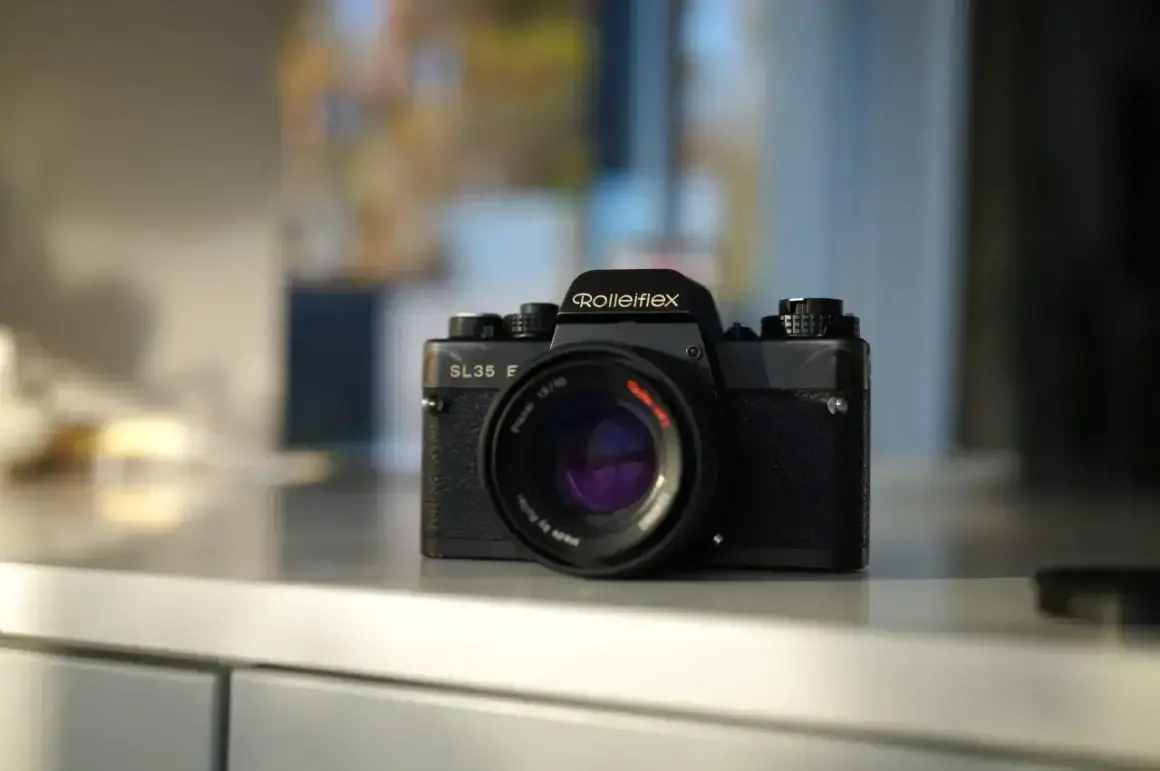 Klasyczny aparat Rolleiflex SL35 E, symbol analogowej fotografii, gotowy do uchwycenia wspomnień.