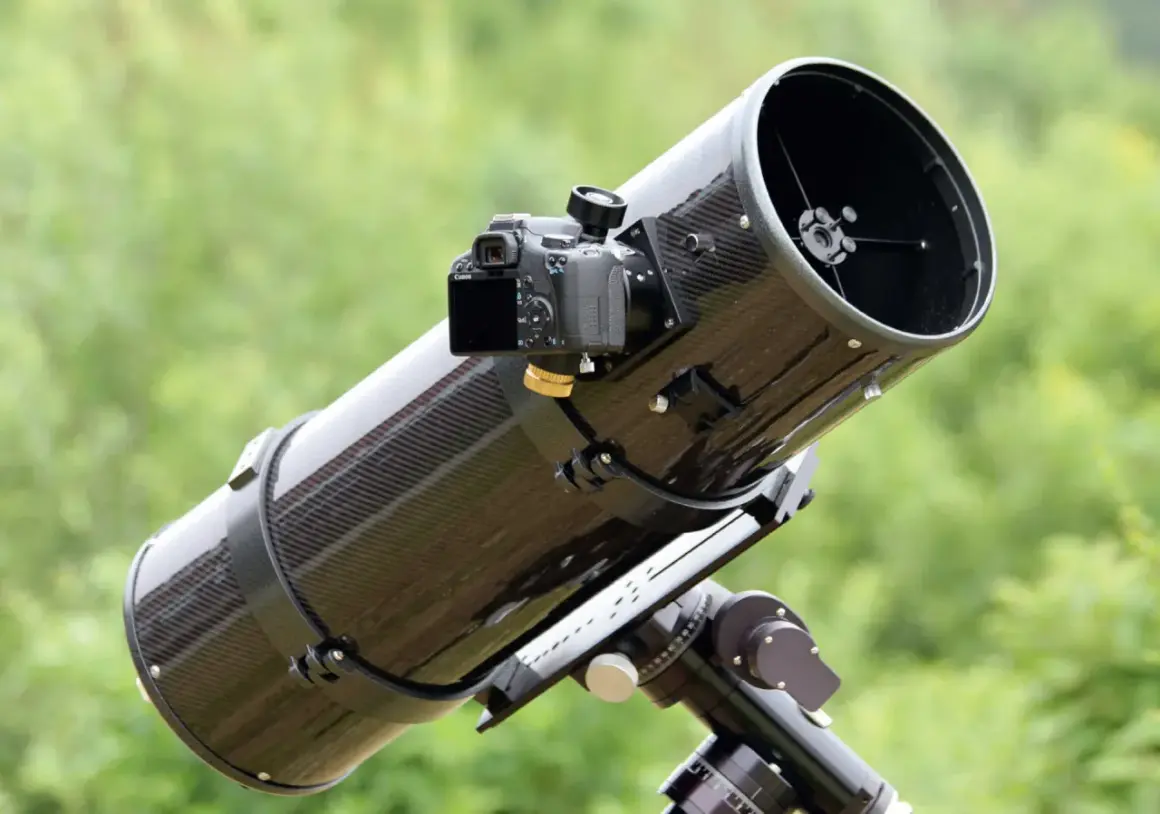Profesjonalny teleskop do astrofotografii z zamontowanym aparatem Canon, gotowy do uchwycenia piękna nocnego nieba.