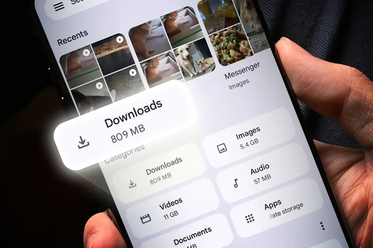 Na ekranie telefonu widać folder