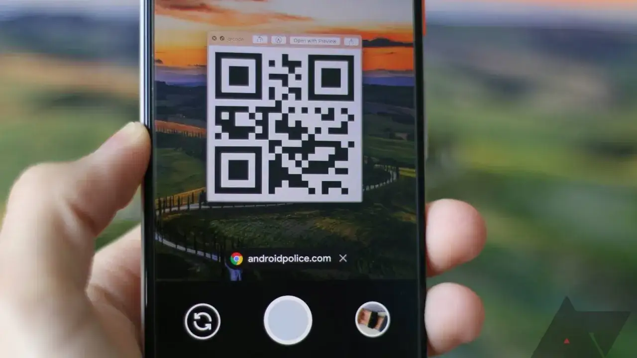 Telefon skanuje kod QR, pokazując jak to zrobić. Widok krajobrazu w tle.