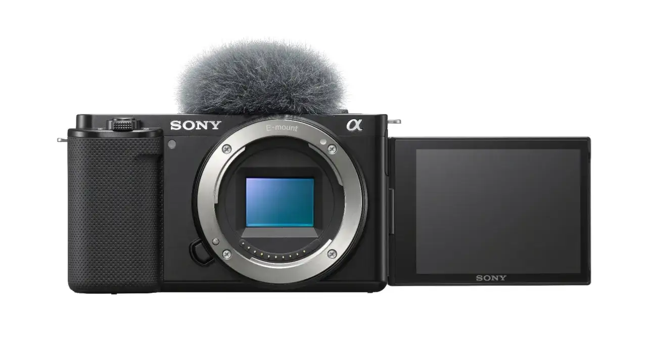Sony Alpha zve10 z mikrofonem na gorącej stopce. Kompaktowy aparat z uchylnym ekranem, gotowy do vlogowania.