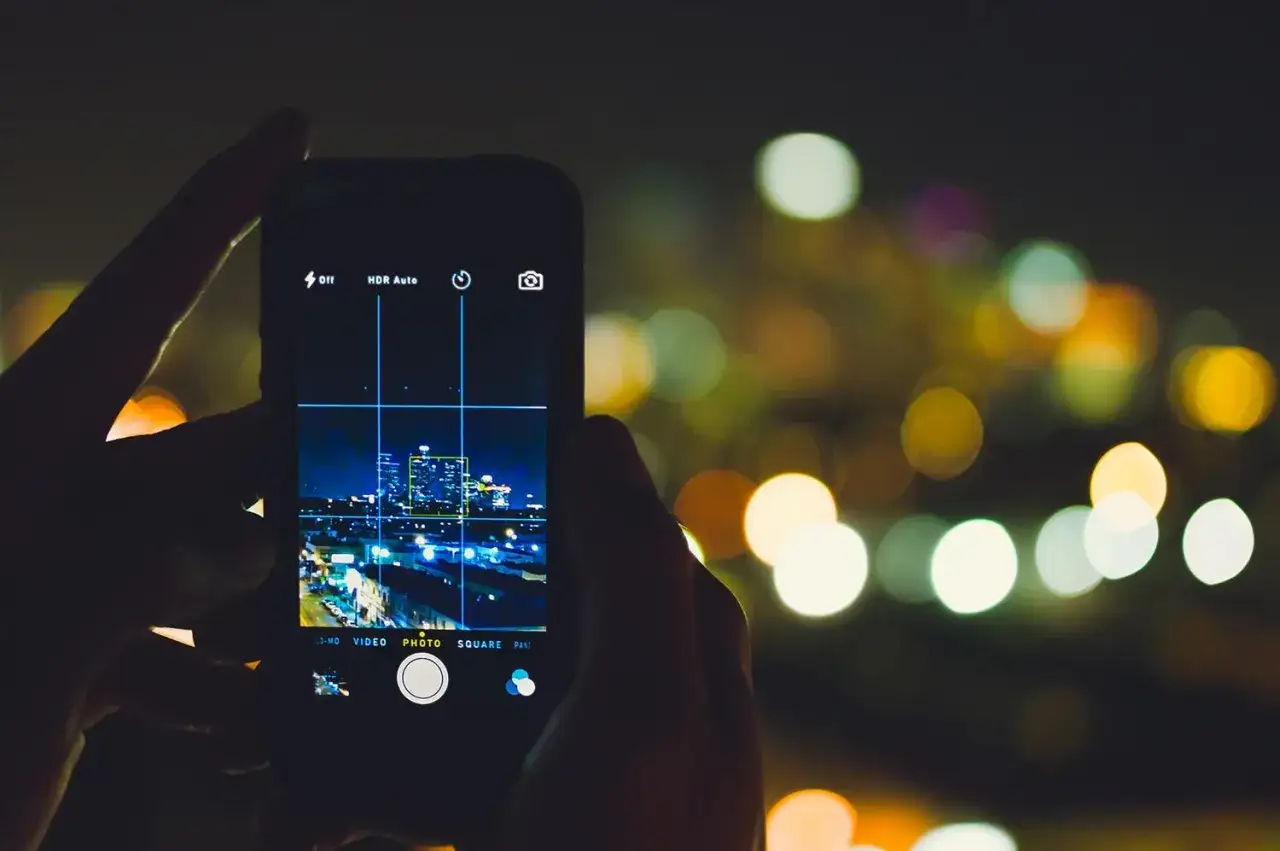 Chcesz wiedzieć, jak robić dobre zdjęcia Samsungiem? Oto nocna panorama miasta uchwycona przez smartfon, z widocznym interfejsem aparatu.
